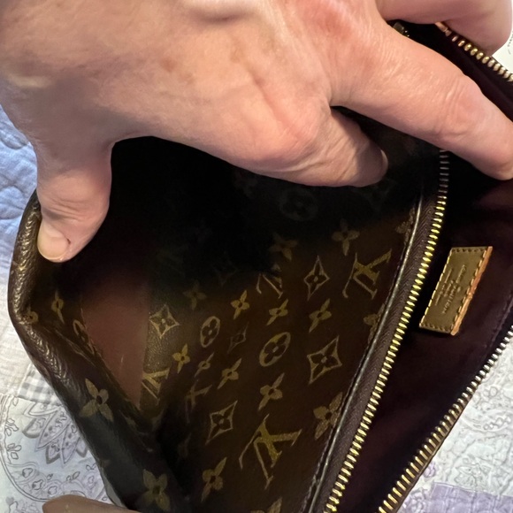 Louie Vuitton Crossbody/Shoulder Handbag Complete With Original Bill of Sale - Picture 7 of 11